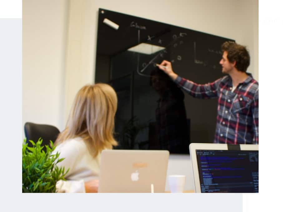 Rick schrijft op bord bij School of Data Science